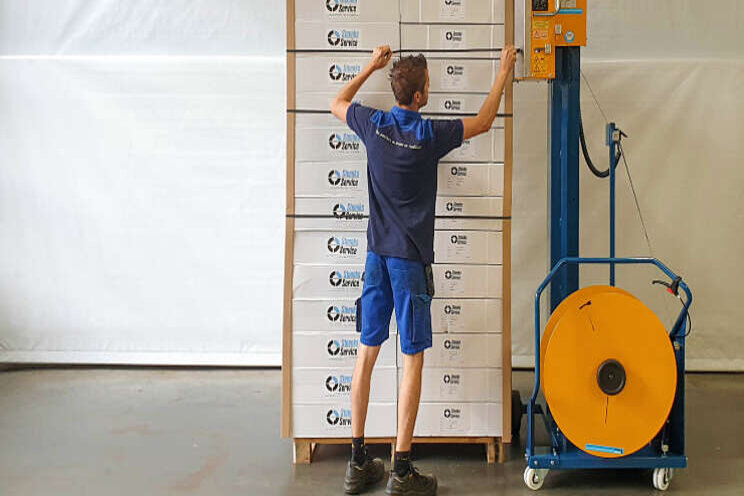 Binnen 54 sec een pallet volledig omsnoeren met 4 hoeklatten